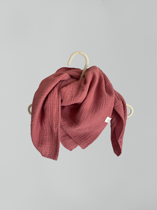 Musselintuch für Kinder – handgemachtes Dreieckstuch aus Musselin, Beere