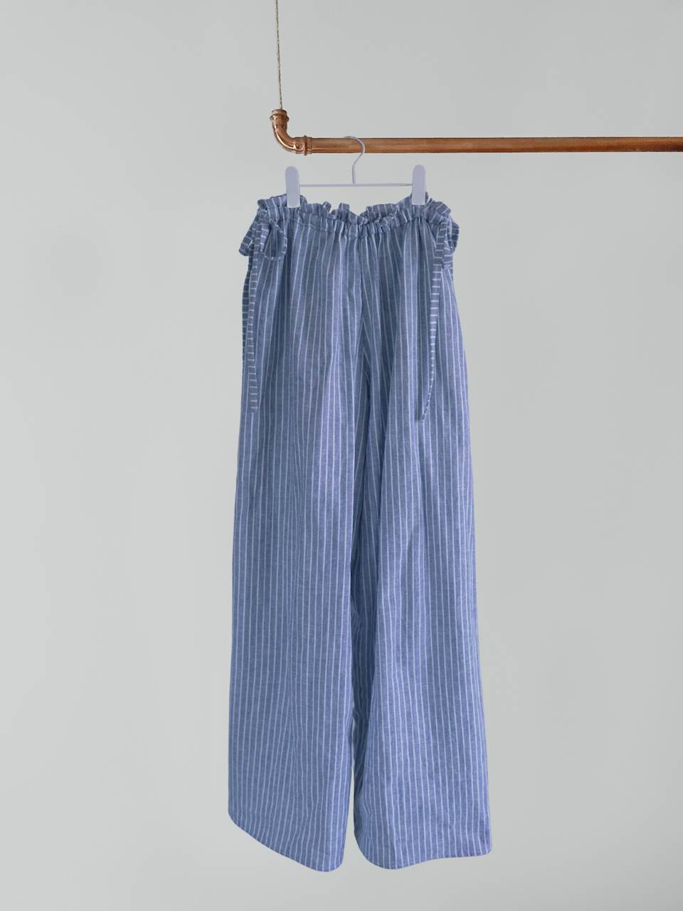 Weite Hose mit Schleifenband - Leinen Streifen
