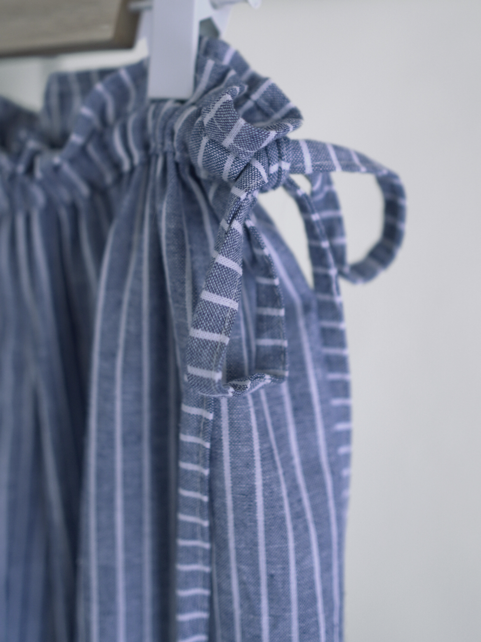 Weite Hose mit Schleifenband - Leinen Streifen