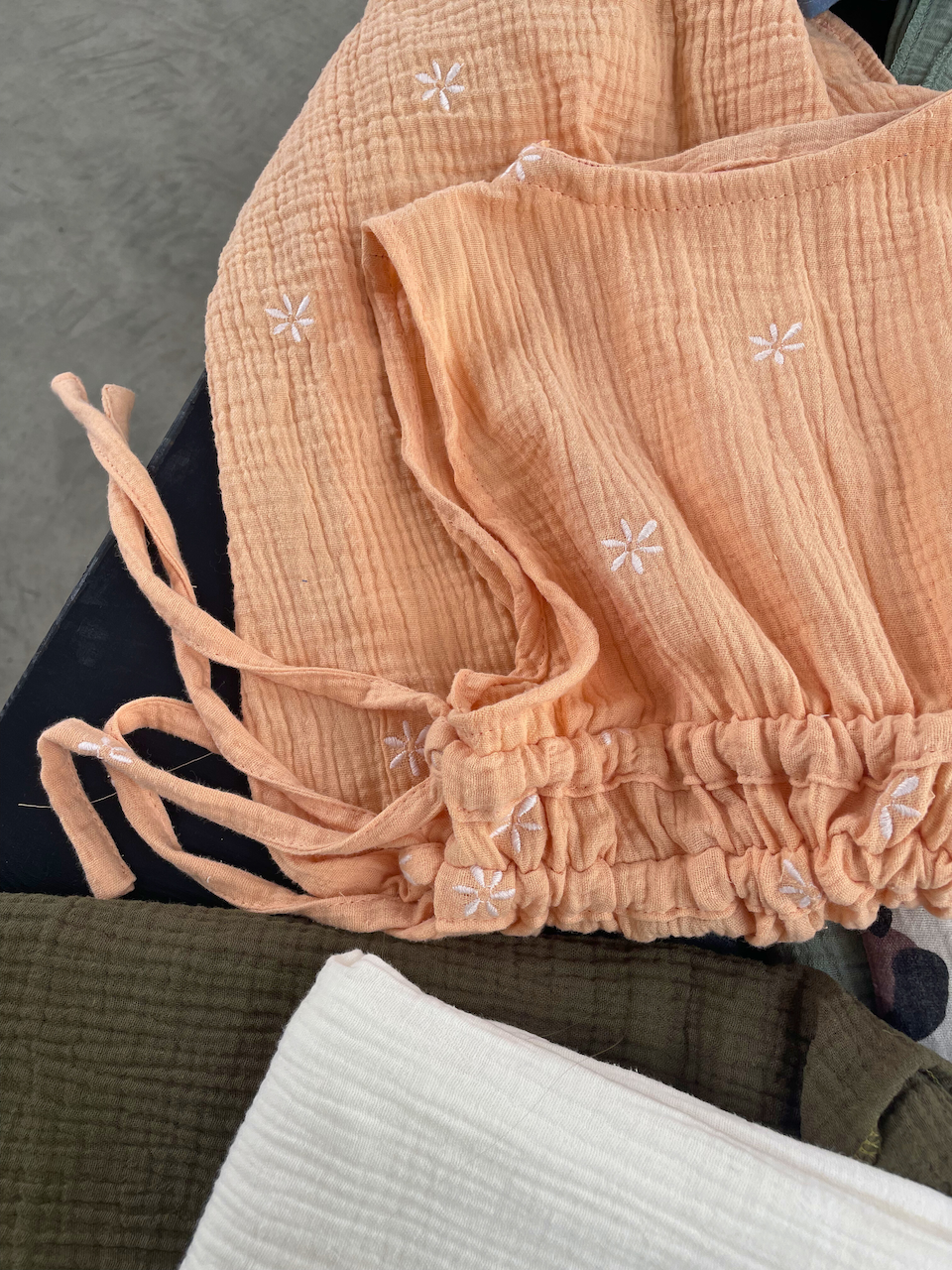 Schulterfreies Kleid mit Schleifen, Kleid - Musselin, lachs Blumen